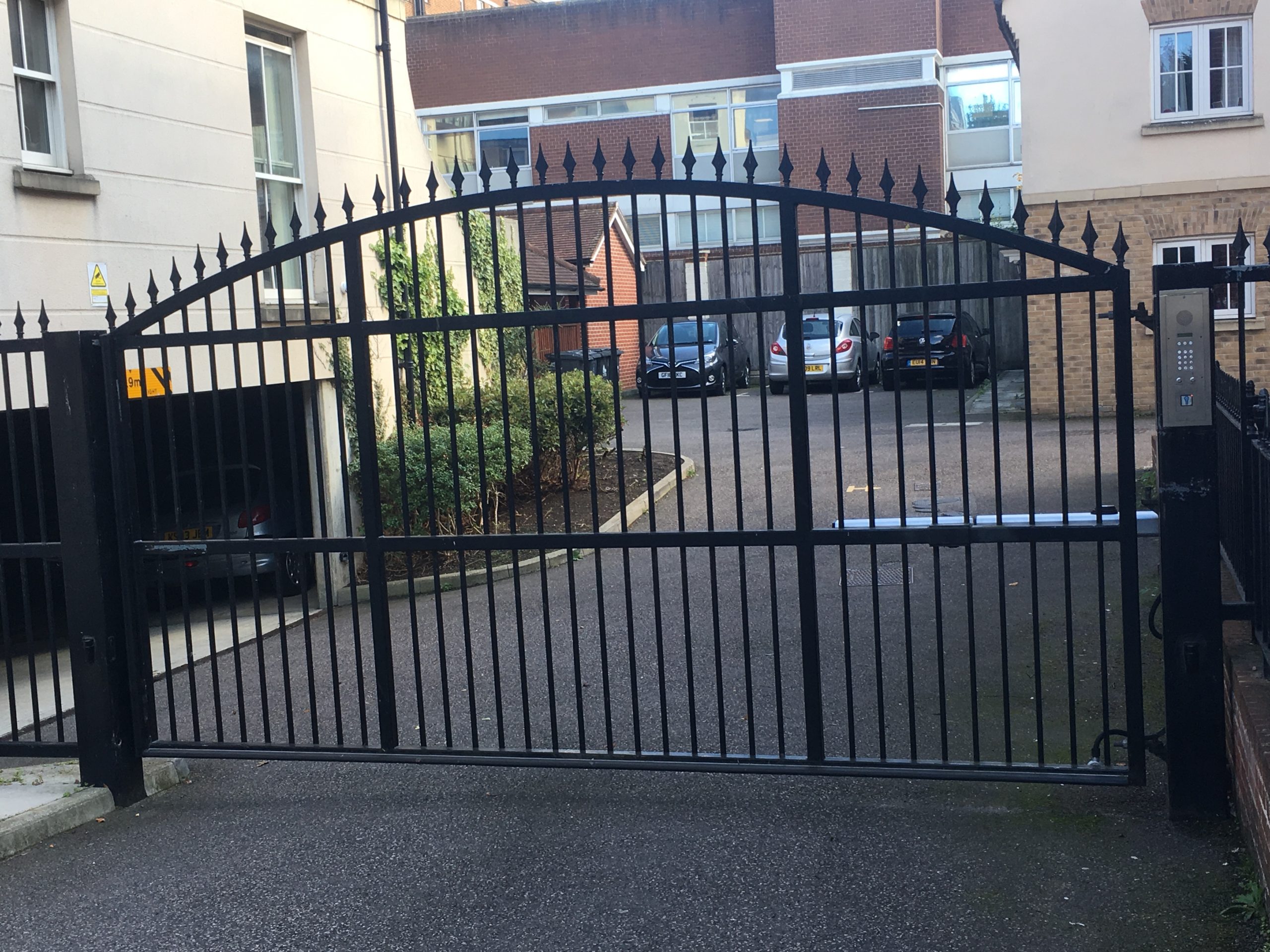 No hinge protection on electric gate